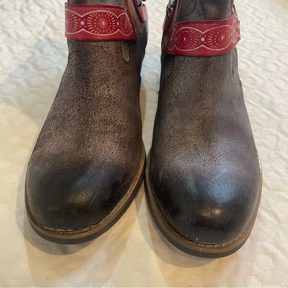 Iliyah Gray Geometric Studded-Band Chain Faux Leather Ankle Boots ZL840 Size 39 - Picture 6 of 12